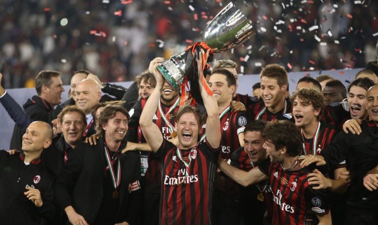 Los jugadores del AC Milan celebran la Supercopa de Italia.