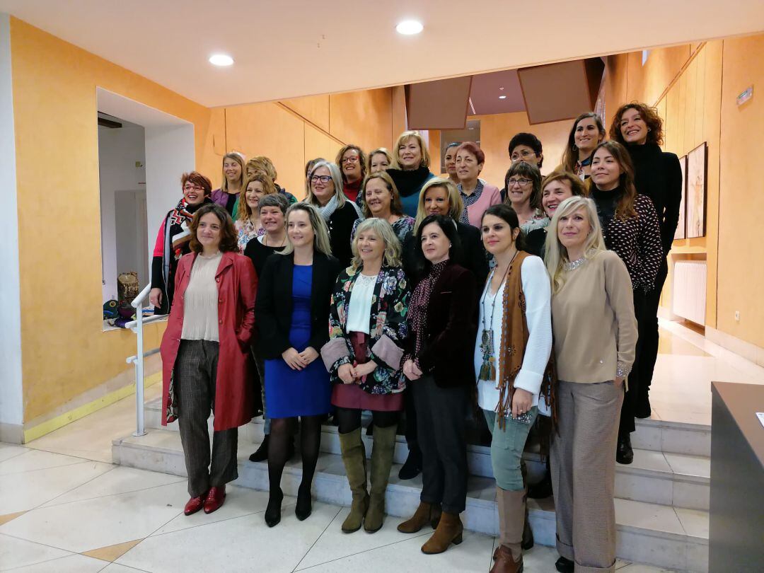 Doce mujeres en el programa “Mentoring para la inserción laboral de mujeres” que cuentan con una mentora personal para acompañarlas a mejorar su futuro laboral