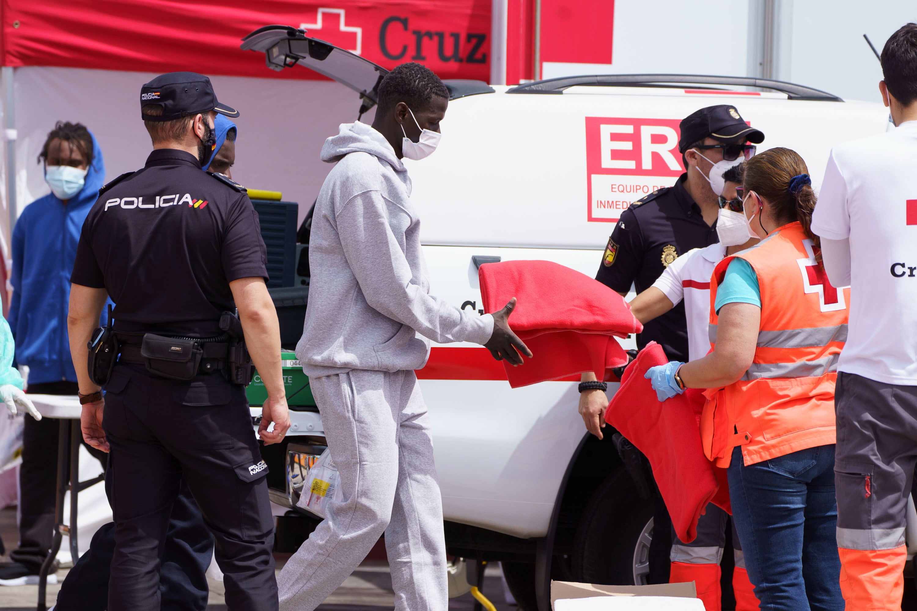 Salvamento Marítimo rescata a migrantes EFE/ Ramón De La Rocha