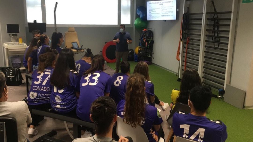 Las jugadoras del Liberbank Gijón recibieron el martes una charla sobre nutrición.