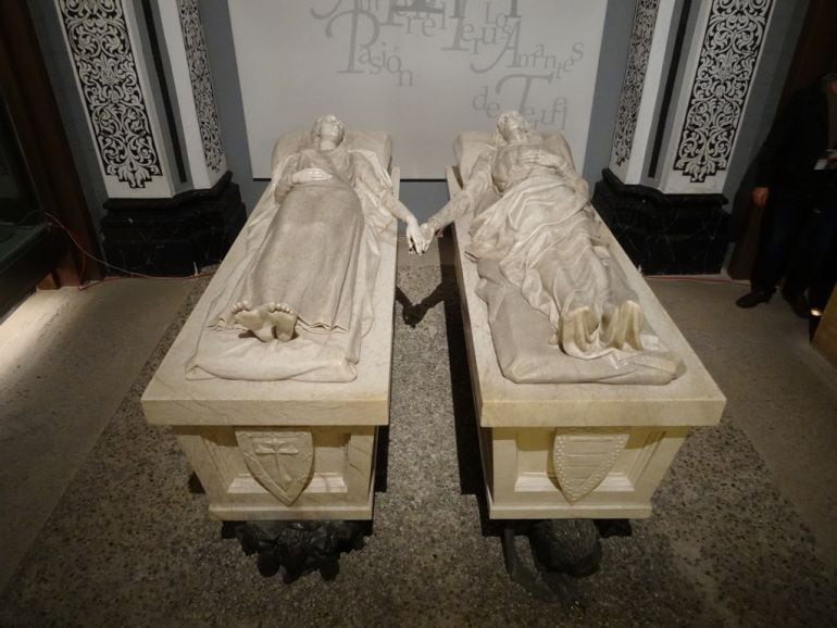 Sepulcro de los Amantes de Teruel bajo las esculturas realizadas por Juan de Ábalos