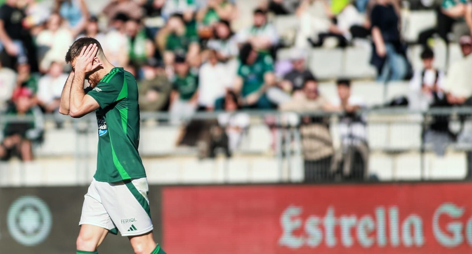 Josep Señé se lamenta tras una jugada del Racing-Deportivo en A Malata (foto: Mariño / Cadena SER)