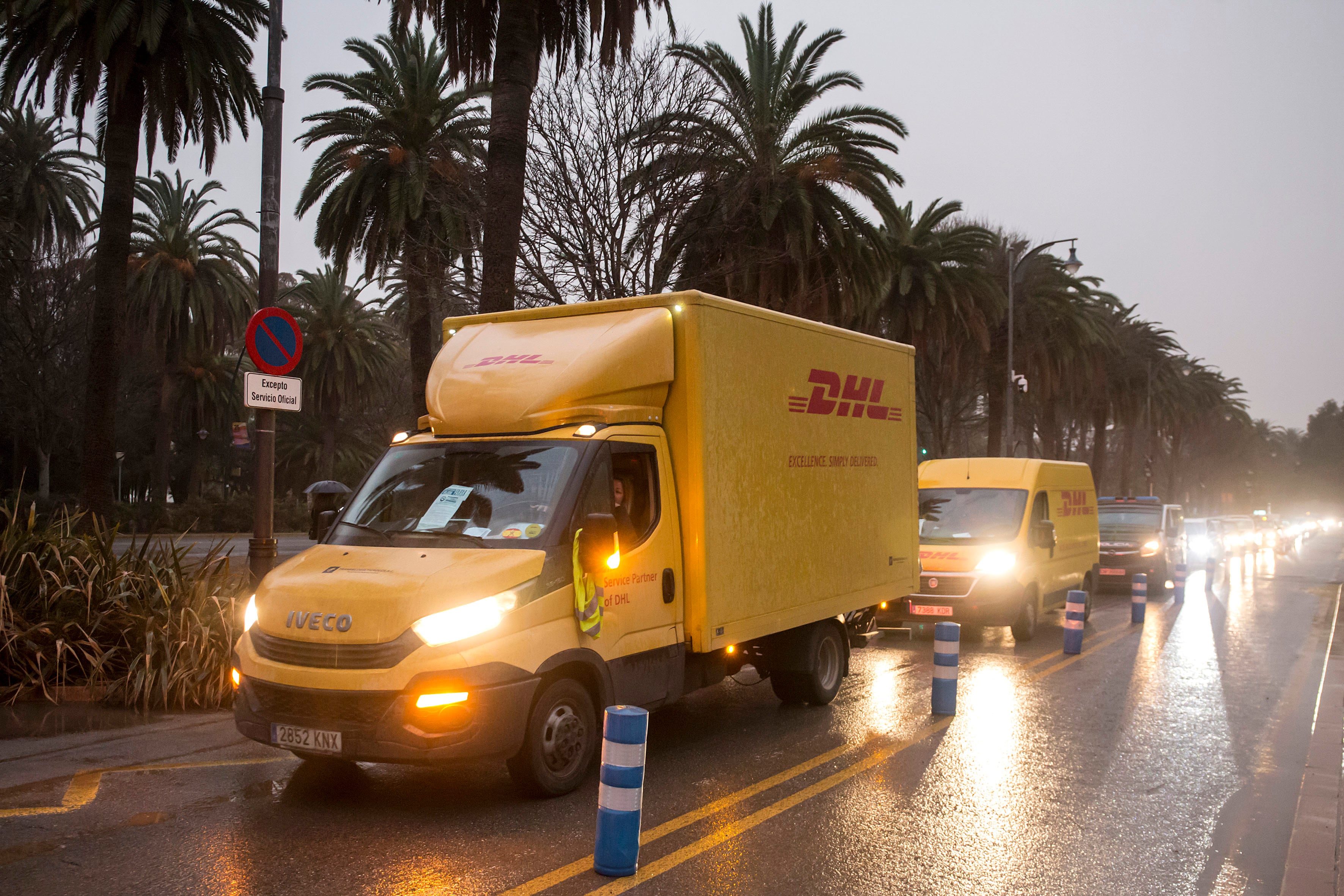 Málaga (España) 15/03/2022.- Caravana de camiones y furgonetas que ha recorrido de forma lenta este martes las principales y más céntricas avenidas de Málaga capital, originando complicaciones en la circulación de vehículos en la segunda jornada de huelga de transportistas convocada por la Plataforma en Defensa del Sector del Transporte de Mercancías por Carretera. EFE/Daniel Pérez
