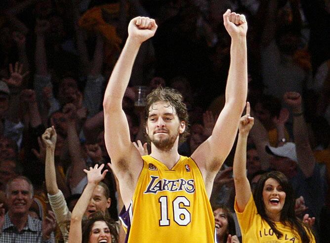 Pau Gasol celebra una victoria con Los Lakers