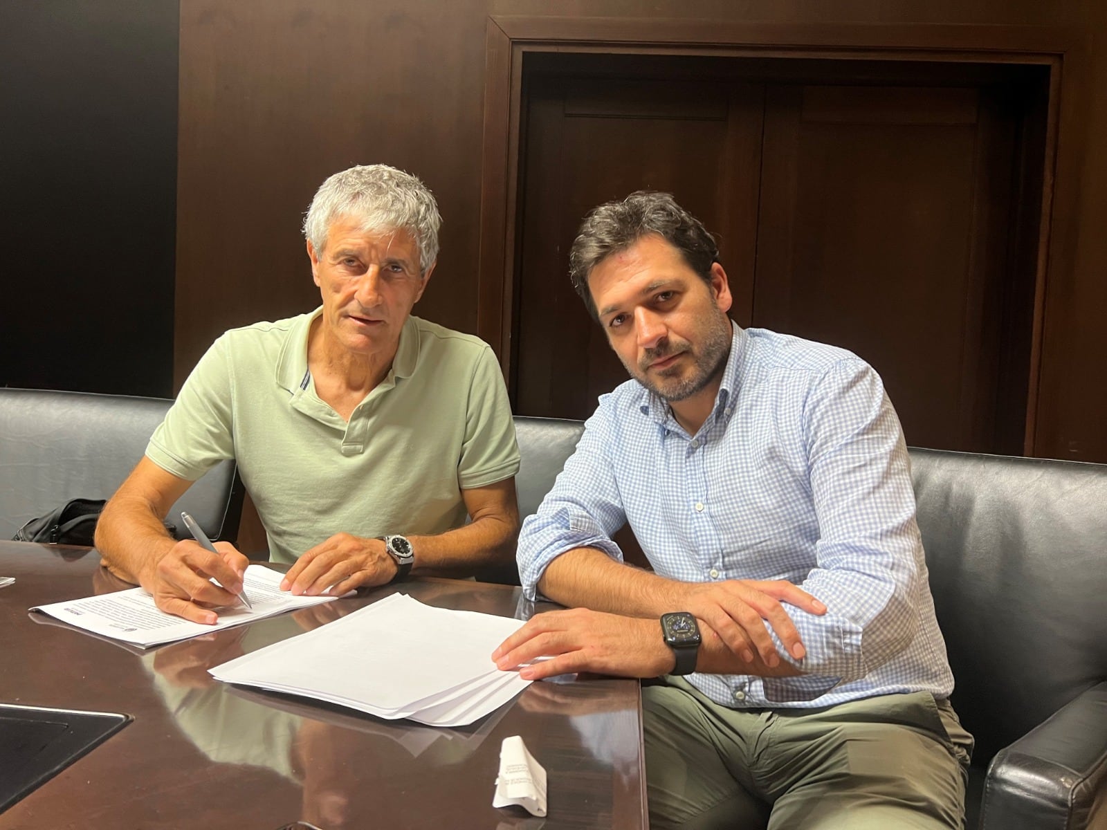 Quique Setién firma su contrato con el Villarreal