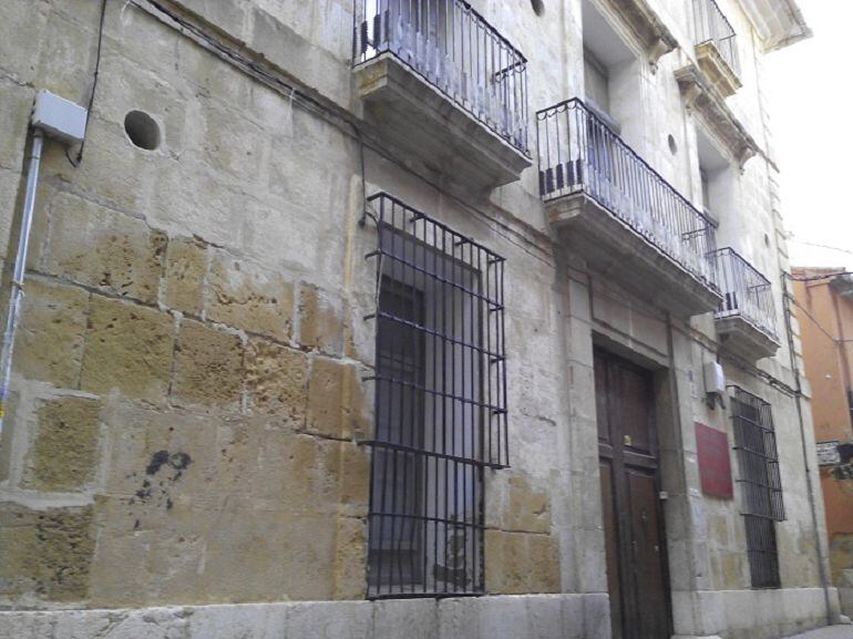 Fachada de la Casa Marquesa Valero de Palma, en el carrer Cavallers de Dénia.