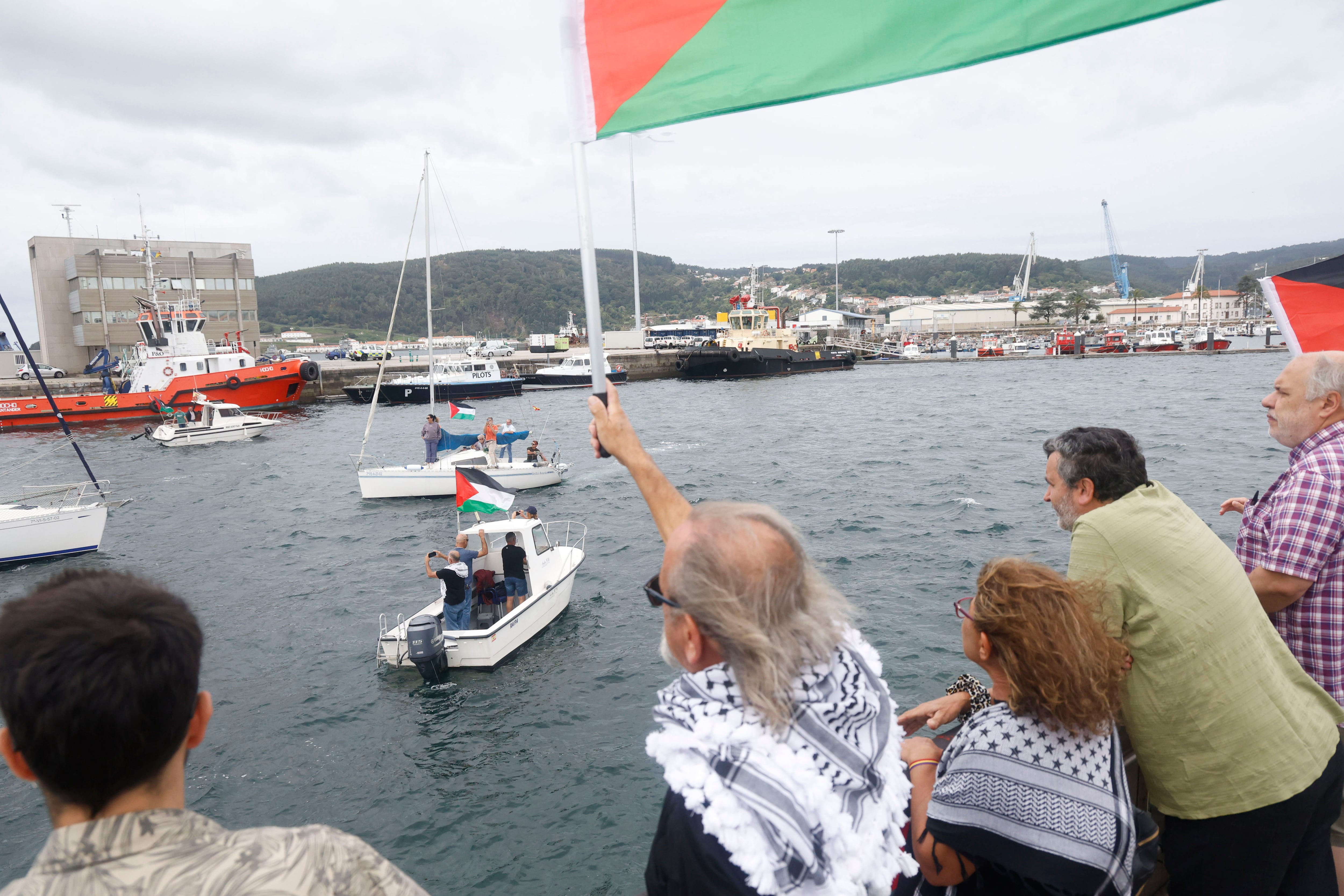 Encuentro de barcos este sábado en Ferrol en apoyo a la Flotilla Sumud Global, que zarpará hacia Gaza el domingo (foto: Kiko Delgado / EFE)