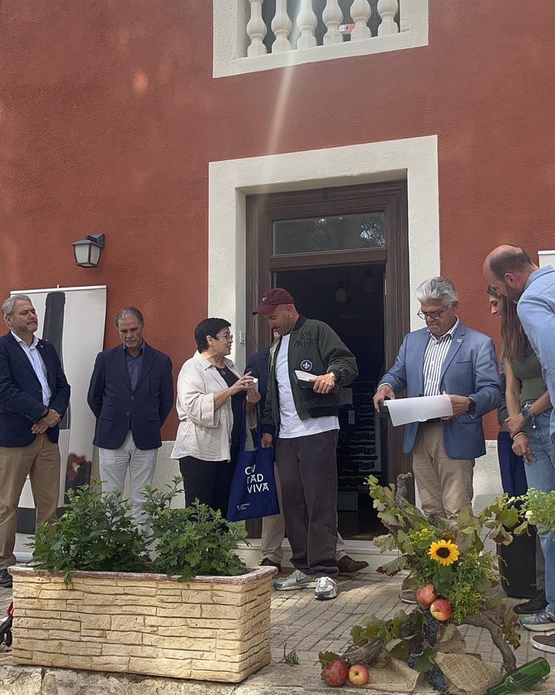 La concejala de turismo, con Antonyo Marest