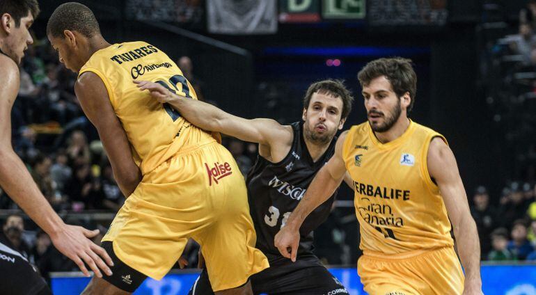 GRA117 BILBAO, 15/03/2015.aúl López,c, del Bilbao Basket y Tomás Bellas,d, del Gran Canaria, durante el partido correspondiente a la vigésimocuarta jornada de la Liga Endesa que ambos equipos disputan hoy en Bilbao Arena. EFE/Miguel Toña