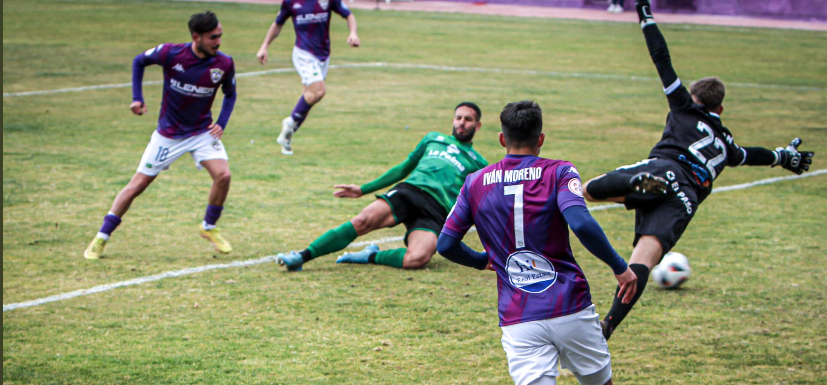 Iván Riveiro anota el gol del empate ante el Atlético Paso FOTO: Photogronard