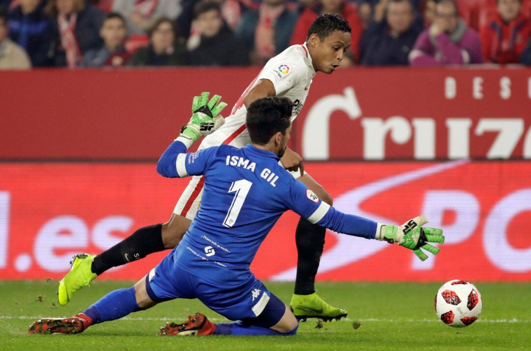 GRAF2355. SEVILLA.- El colombiano Luis Muriel (detrás), del Sevilla, intenta superar a Isma Gil, portero del Villanovense, en la jugada del penalti durante el partido de vuelta de dieciseisavos de final de la Copa del Rey que se juega esta noche en el est