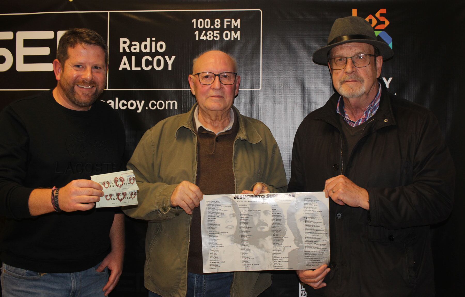 Gilberto Molina, Fernando Gisbert y José Luis Esteve, sostienen el programa de mano y las entradas del estreno de 'Jesucristo Superstar'
