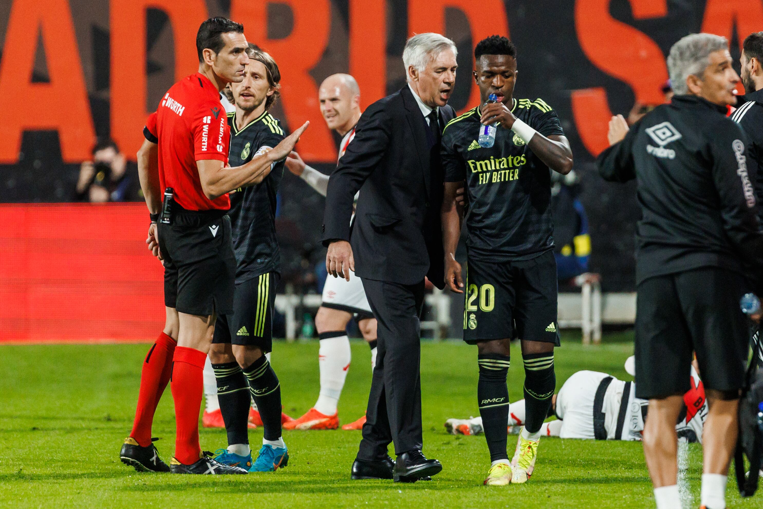 Martinez Munuera con Vinicius Junior yCarlo Ancelotti