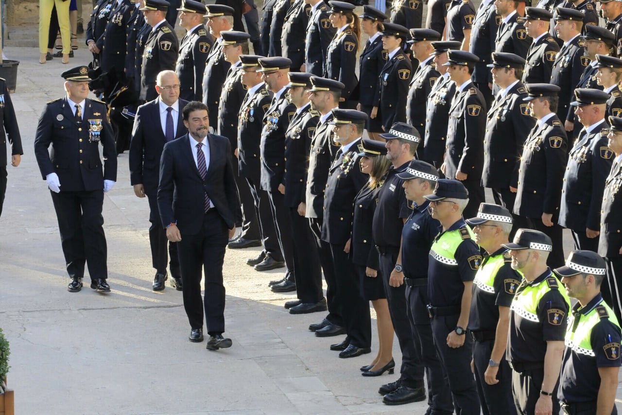 El alcalde de Alicante, Luis Barcala, pasa revista a la Policía Local de Alicante con el Jefe Conesa detrás