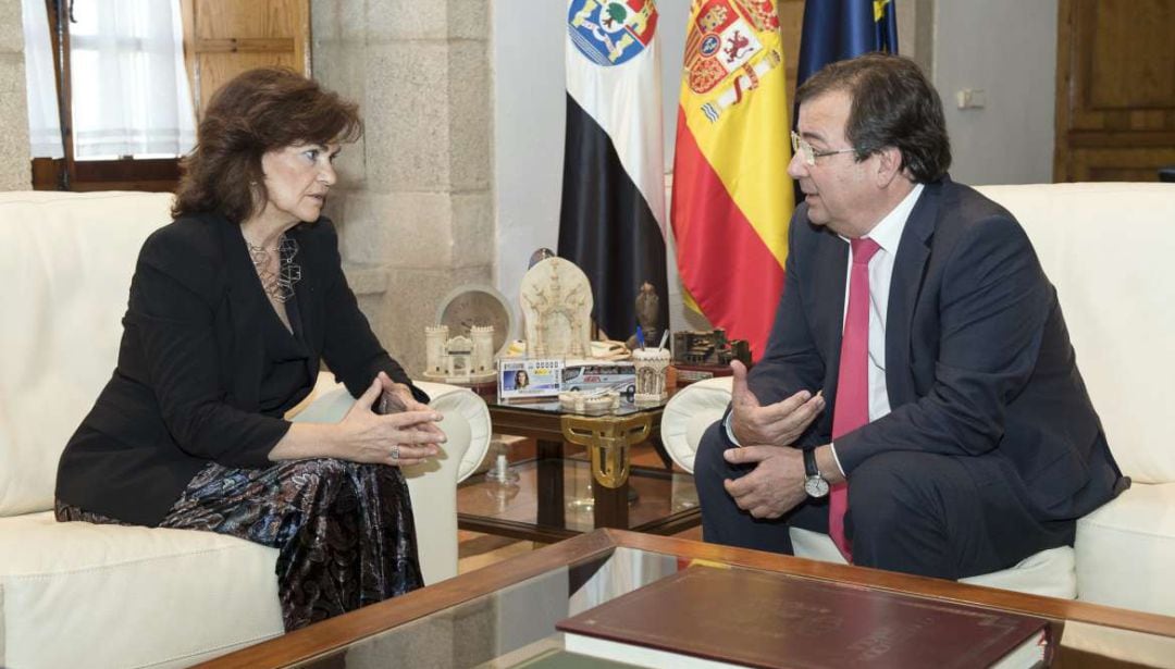 La vicepresidenta Carmen Calvo, junto al presidente de la Junta de Extremadura Guillermo Fernández Vara