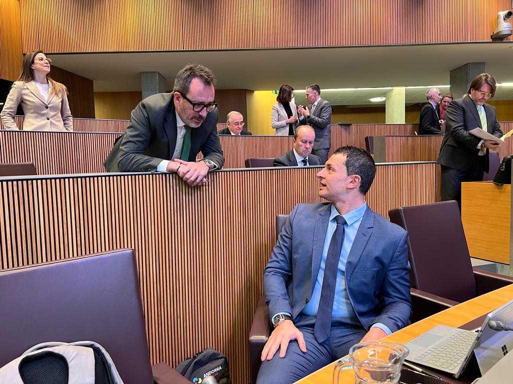 El ministre de Territori i Habitatge, Víctor Filloy, conversant amb el ministre d'Economia, Jordi Gallardo.