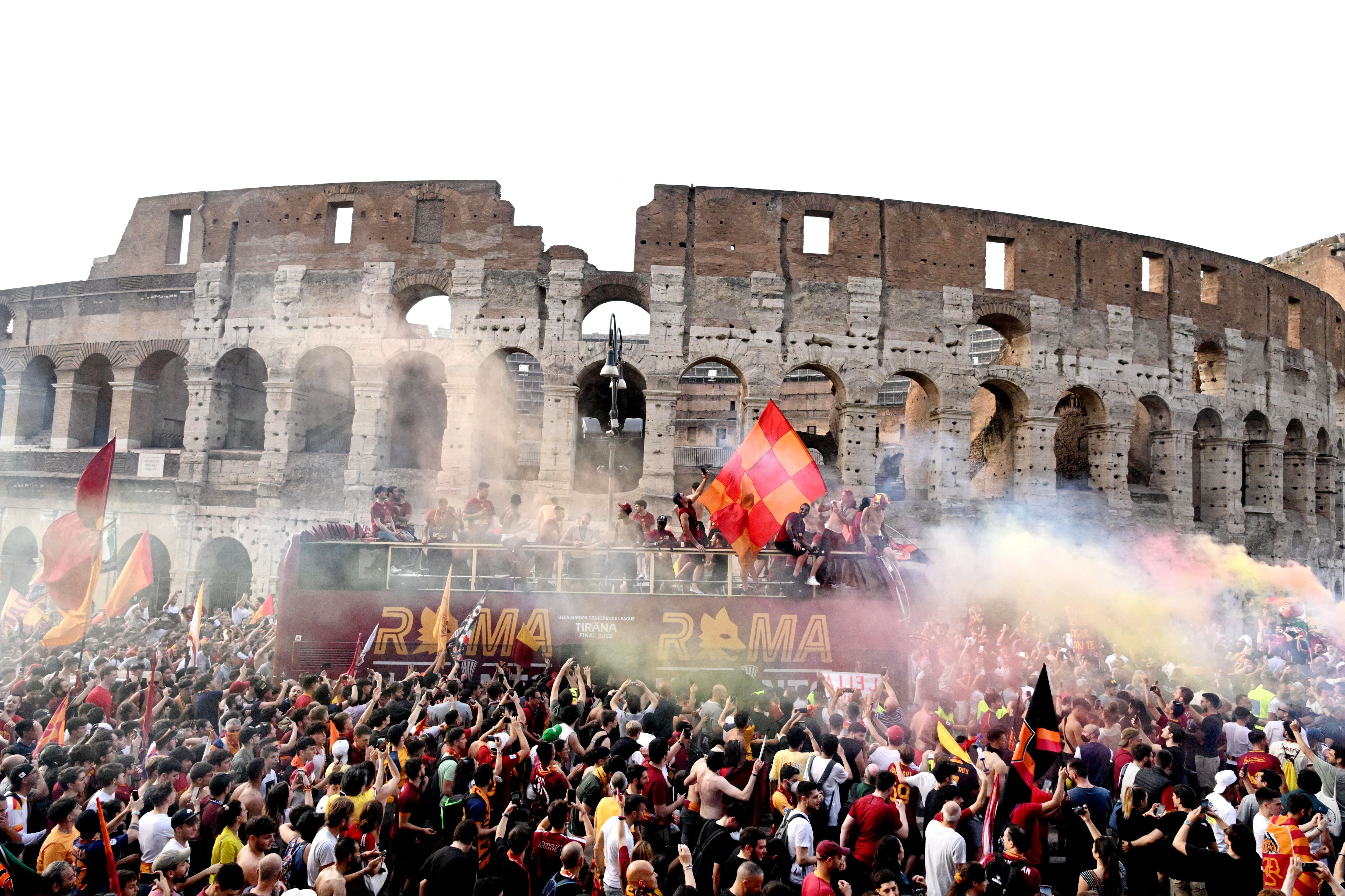 La Roma celebra la Conference League por las calles de Roma