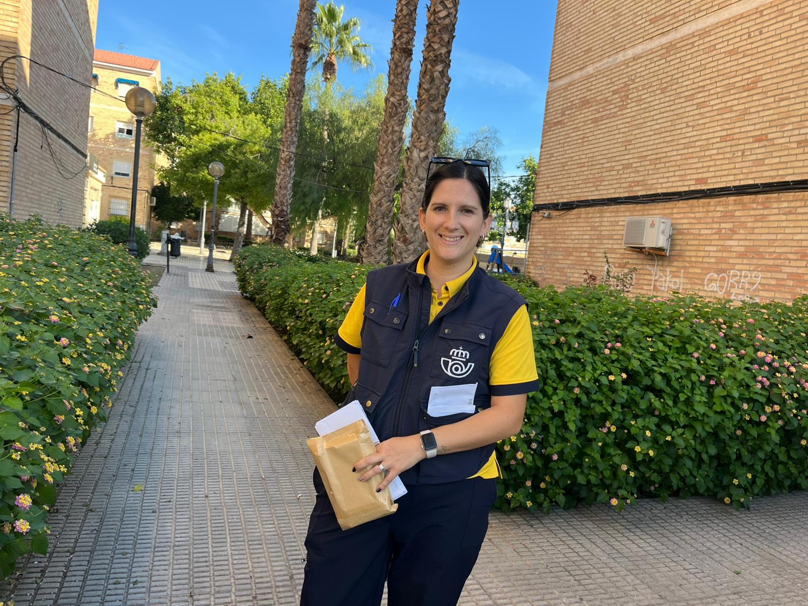 “Cada carta es una historia”: Ana María, cartera cartagenera de 34 años que ama su oficio