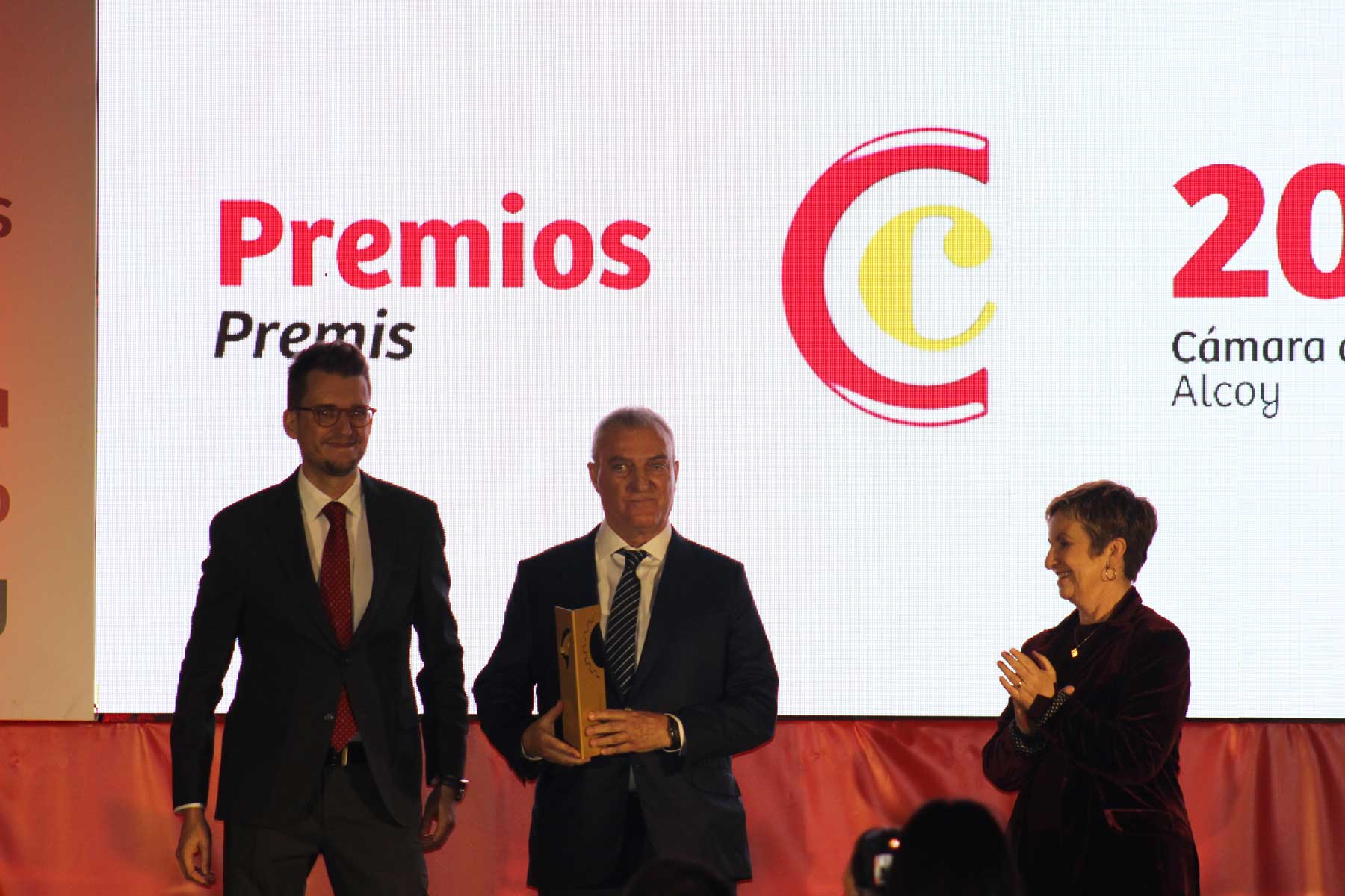 La consellera Marian Cano entrega el premio a los representantes de Losdi, Carlos Sempere padre y Carlos Sempere hijo