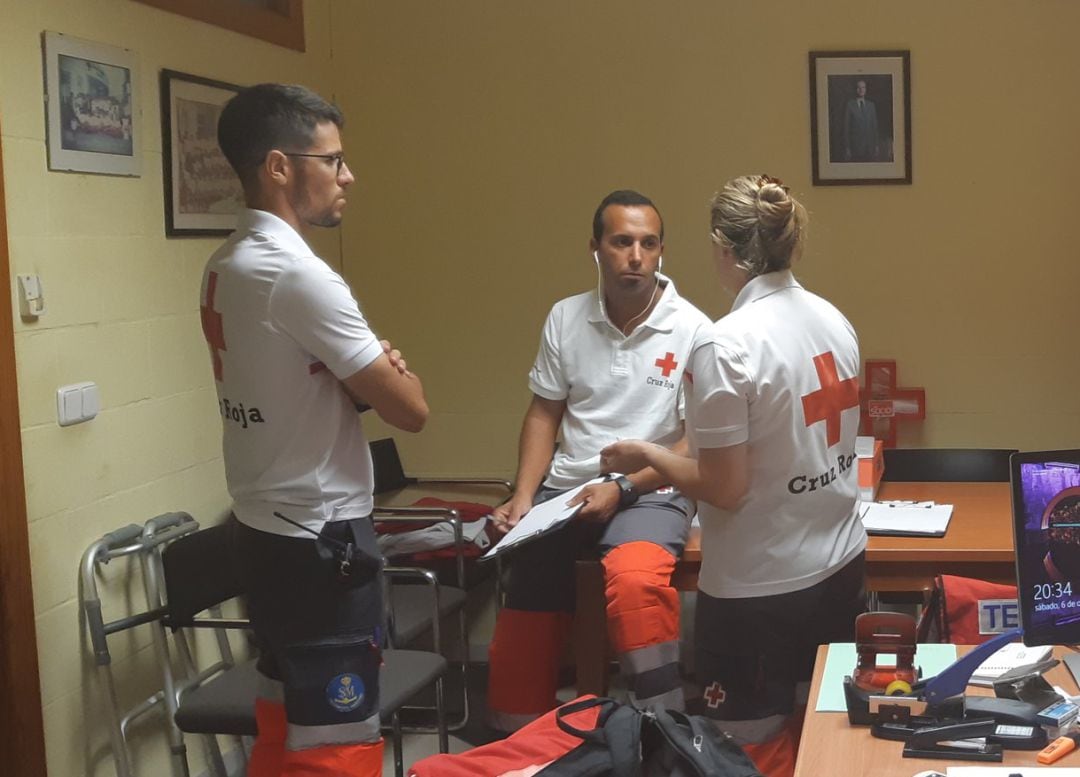 Efectivos de Cruz Roja que han atendido a los inmigrantes llegados en patera a Águilas