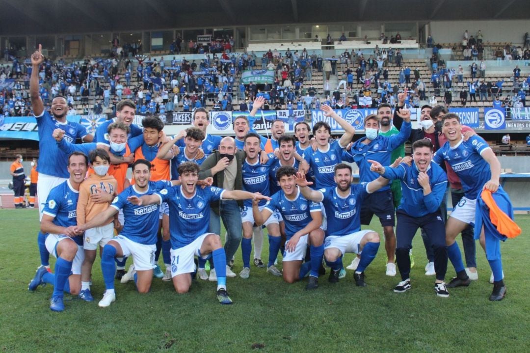 Fiesta xerecista en Chapín tras el final del partido ante el Ciudad de Lucena