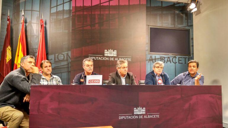 El diputado responsable del SEPEI, Juan Gil, el jefe de servicio, José Ferrer, y los responsables de los sindicatos