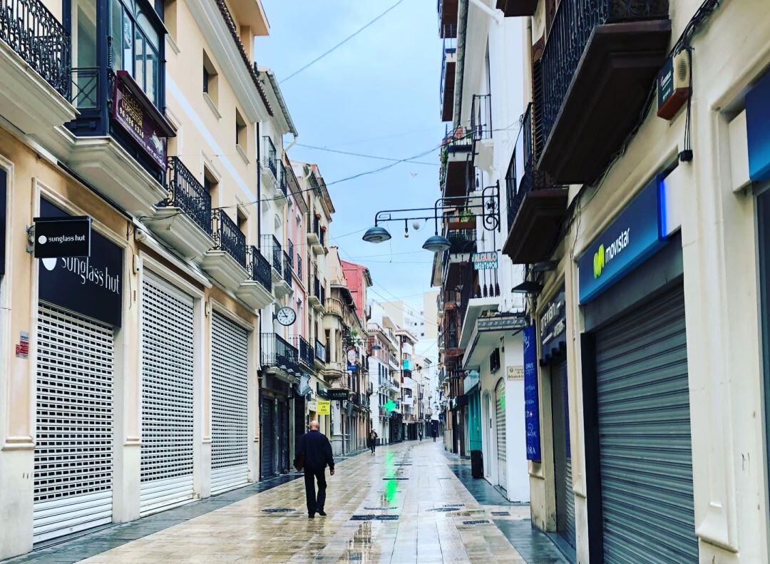 Todo cerrado en la calle Mayor de Gandia por el coronavirus 