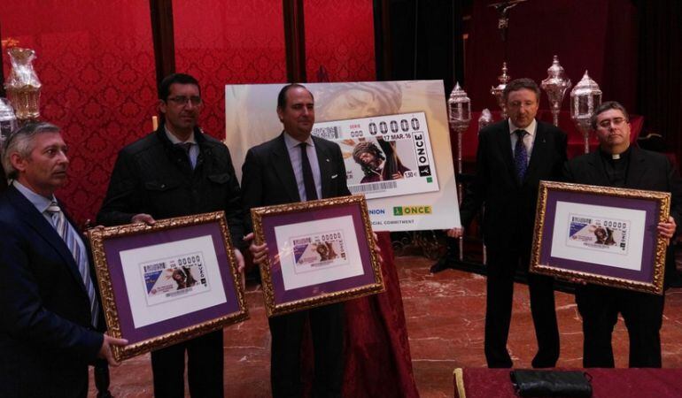 De izquierda a derecha, José Antonio Toledo, subdelegado territorial de la ONCE en Andalucía, Ceuta y Melilla; Miguel Bazaga, director del Área de Fiestas Mayores del Ayuntamiento de Sevilla; Félix Ríos, hermano mayor del Gran Poder; Cristóbal Martínez, d