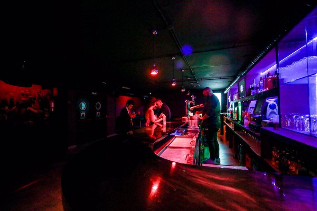 Varias personas en la barra de una discoteca de Madrid 