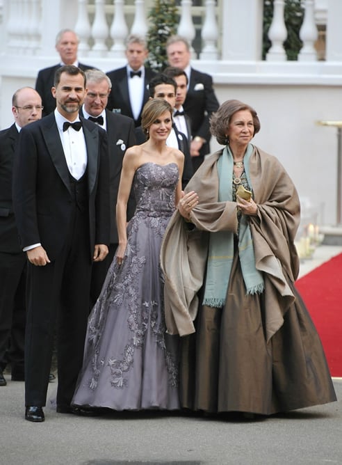 La reina Sofía y los Príncipes de Asturias a su llegada a la cena privada ofrecida en el hotel Mandarín de Londres, con ocasión del enlace matrimonial del príncipe Guillermo de Inglaterra y Kate Middleton que tendrá lugar mañana en la abadía de Westminste