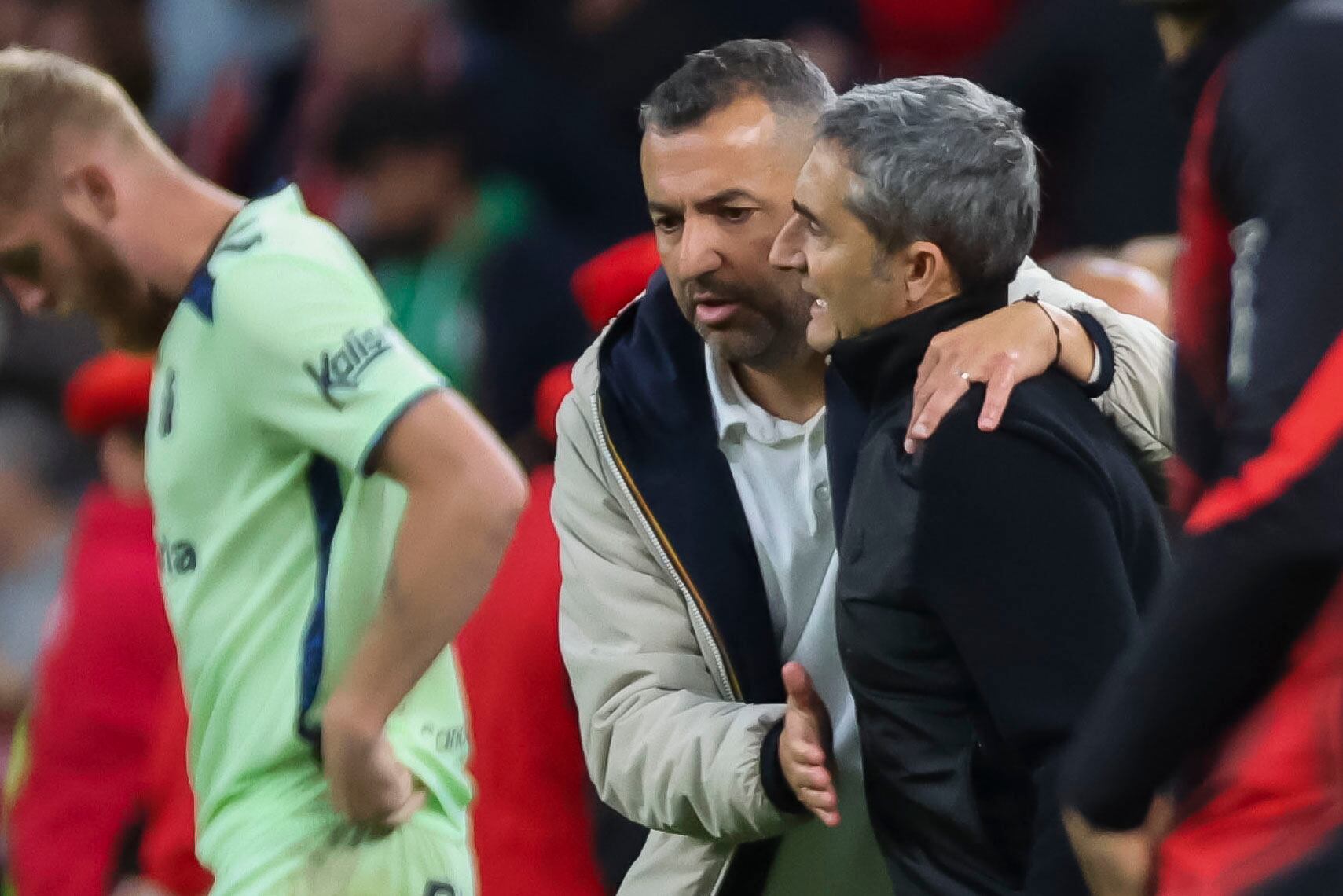 El entrenador del Athletic Ernesto Valverde saluda a Diego Martínez, entrenador de Las Palmas