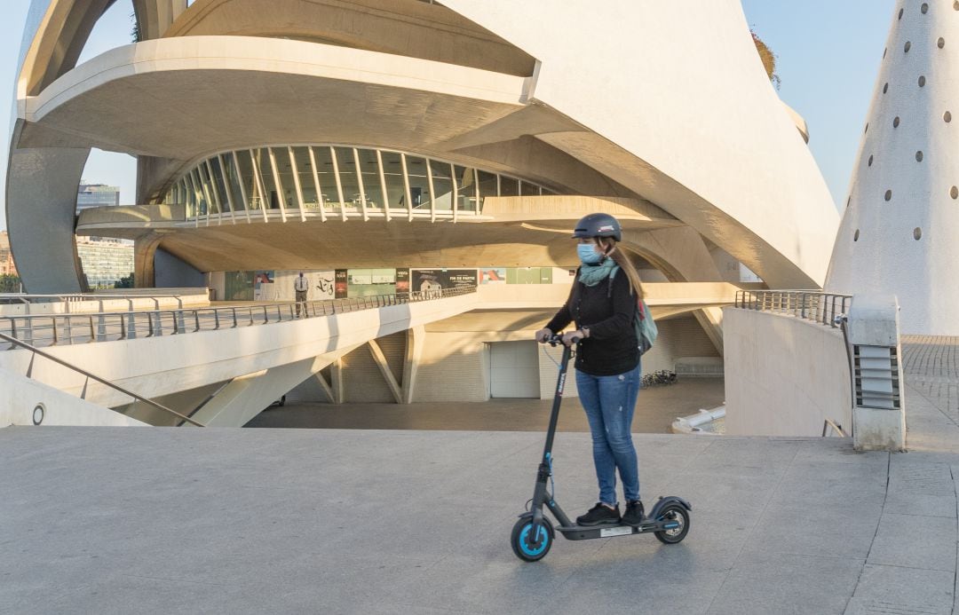 Una mujer viaja en patinete eléctrico en València en una imagen de archivo