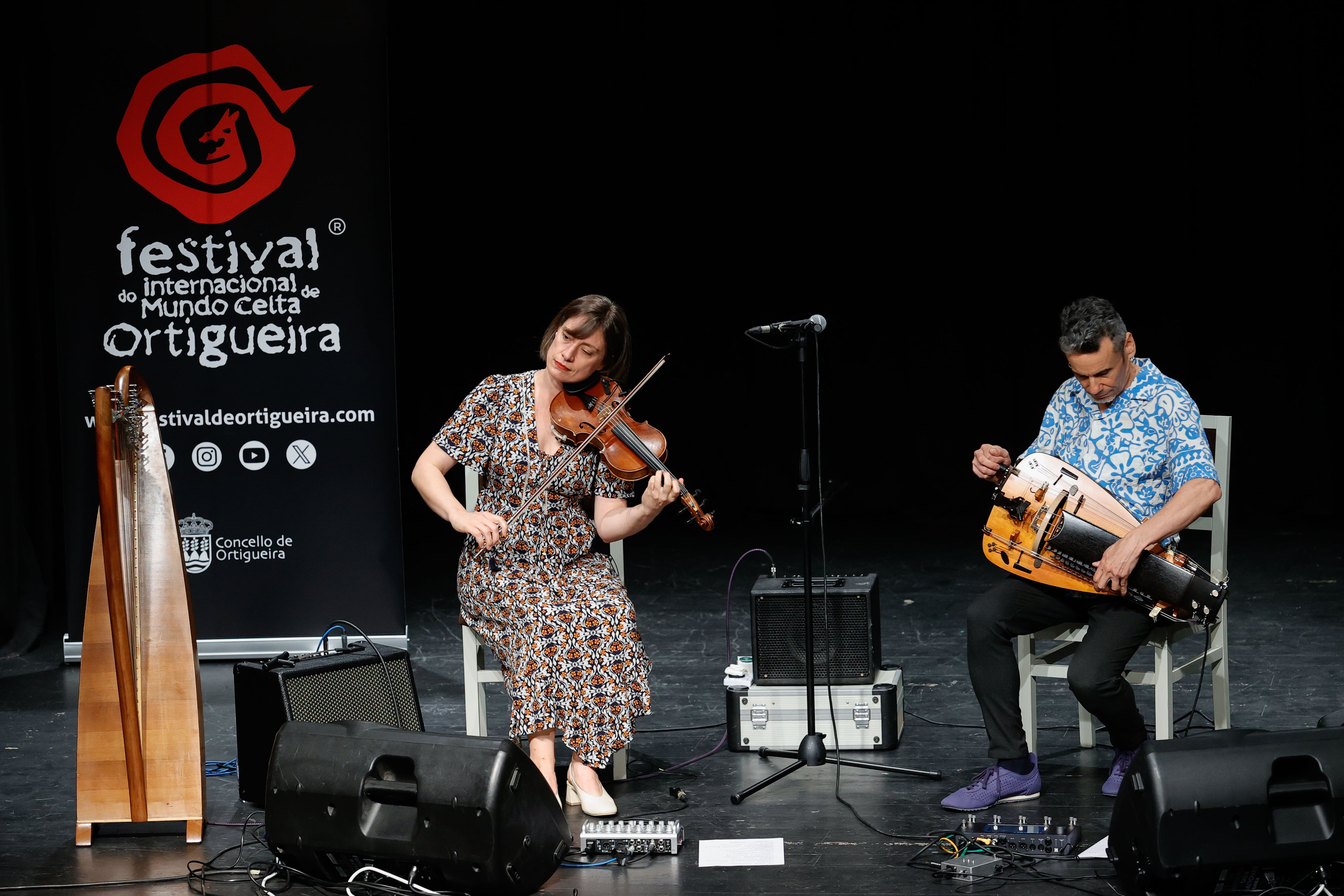 Ortigueira, 12/7/2024.- Los integrantes del grupo Pärbo, Anxo Pintos y Begoña Riobó, durante su actuación de este viernes en el Festival Internacional do Mundo Celta, que se celebra en Ortigueira. EFE / Kiko Delgado.