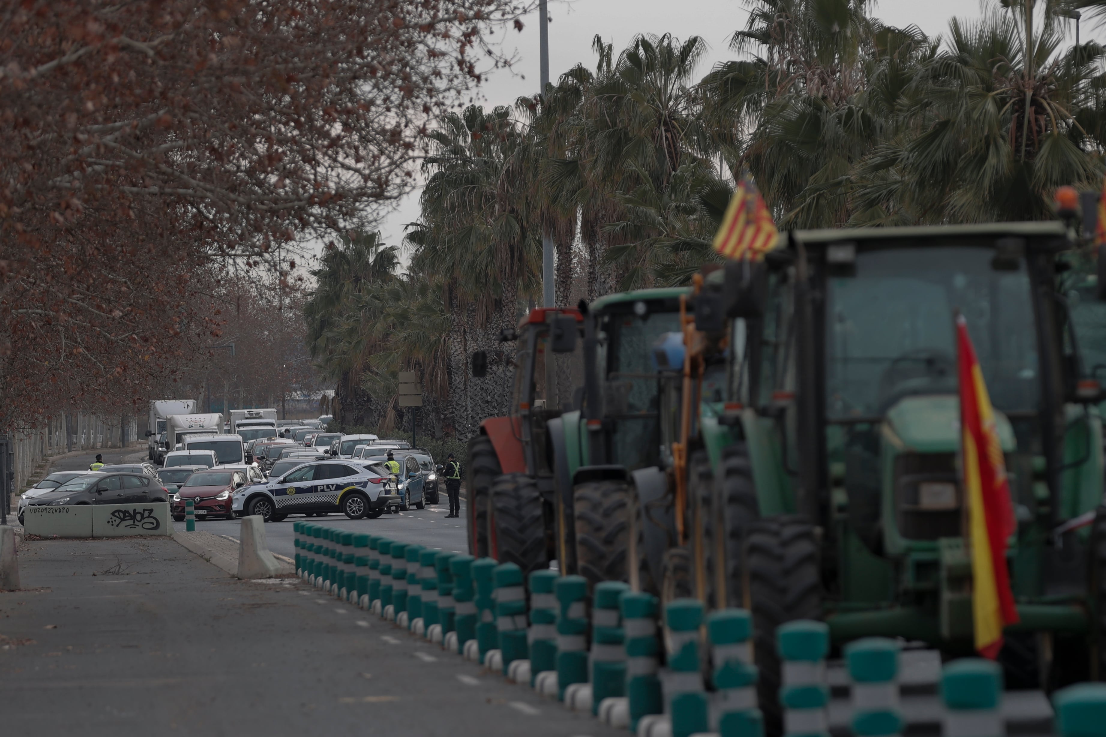 Vista general de la ronda norte atascada a causa de una manifestación de agricultores con tractores que la ha cortado de acceso a València y la CV-30 desde primeras horas de la mañana de este martes, así como la CV-50 en L&#039;Alcúdia y la A-3 a la altura de Cheste, aunque en esta última ya se ha abierto un carril.