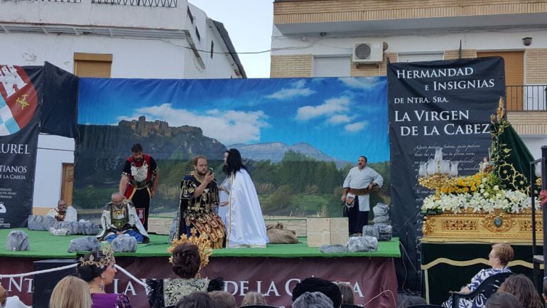 Representación de &quot;Los Papeles&quot; en las Fiestas de Moros y Cristianos de Benamaurel en honor a la Virgen de la Cabeza. Representación por actores locales aficionados de la obra de teatro &quot;Cautiverio y Rescate de Nuestra Señora de la Cabeza&quot;