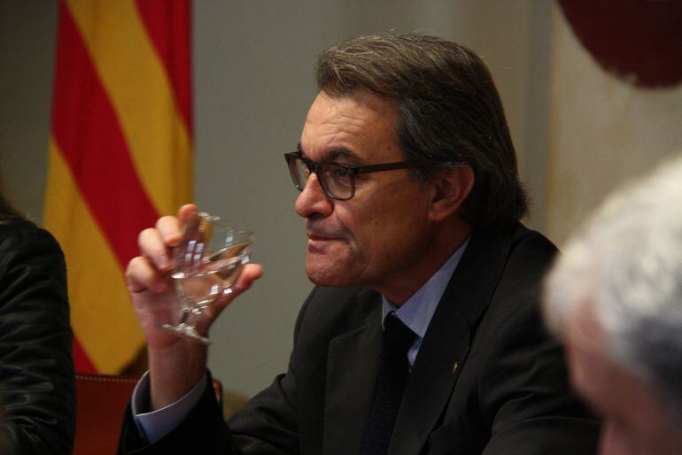 Artur Mas sigue siendo presidente en funciones y no deja de perder apoyo