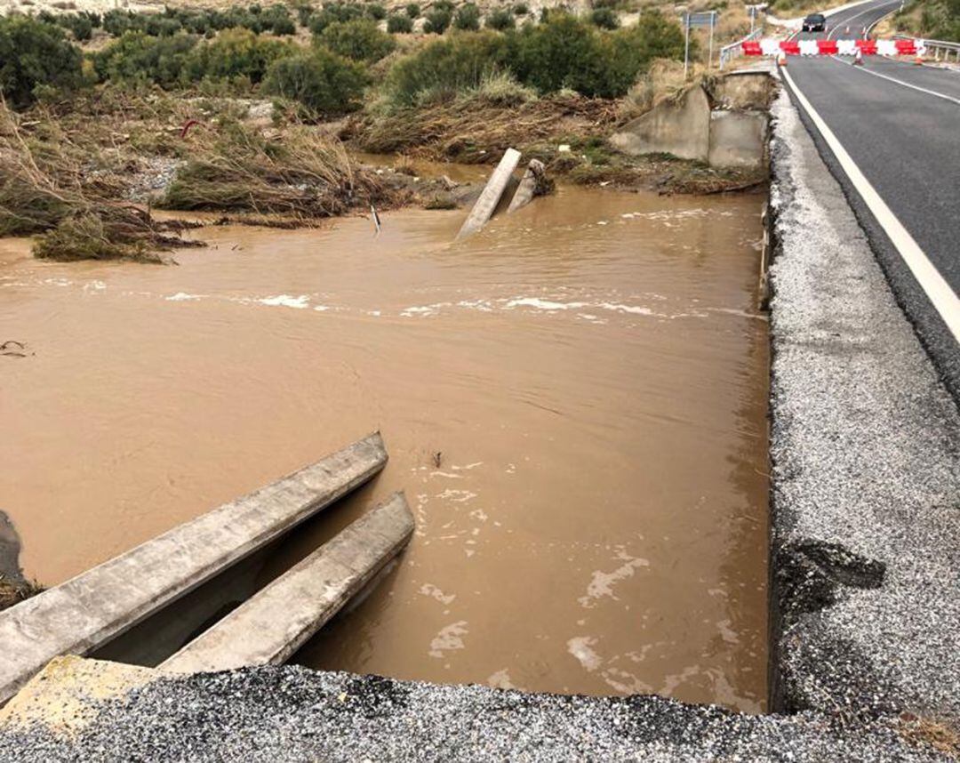 Daños provocados por la crecía del río Baza en la carretera Baza-Benamaurel (Granada)