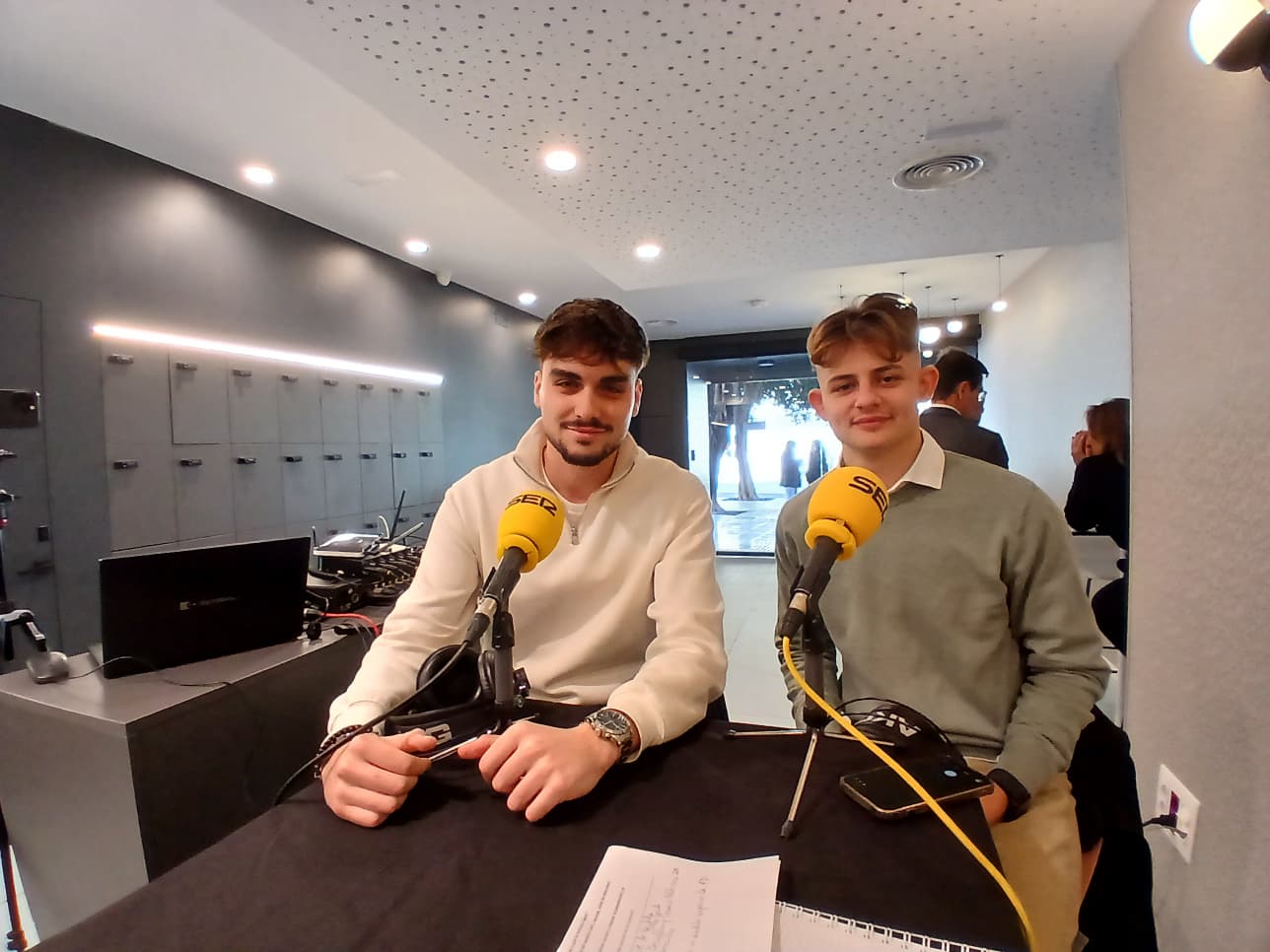 De izquierda a derecha: Alejandro Díaz y José Godrid, usuarios de la sala de estudio Garnica.