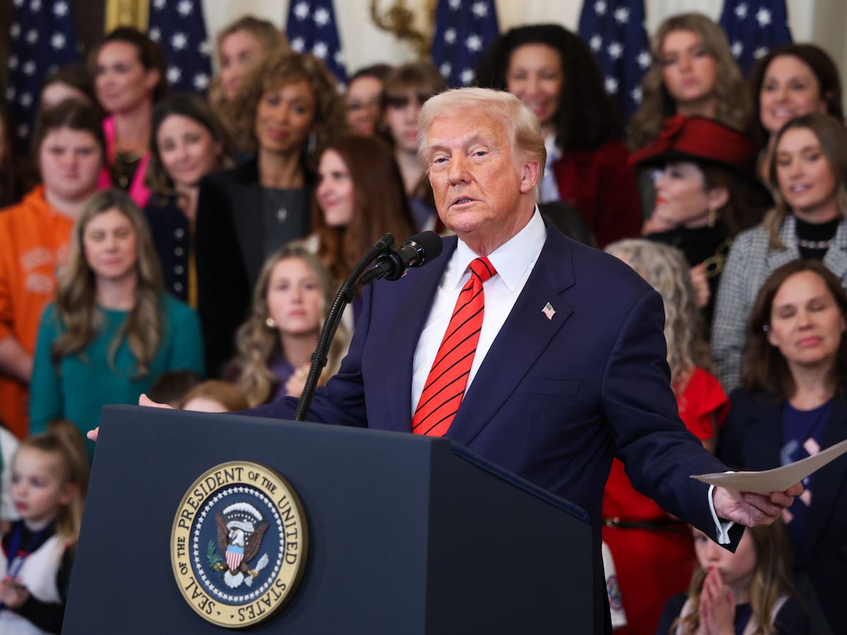 Trump firma una orden ejecutiva para prohibir a las mujeres trans participar en los deportes femeninos