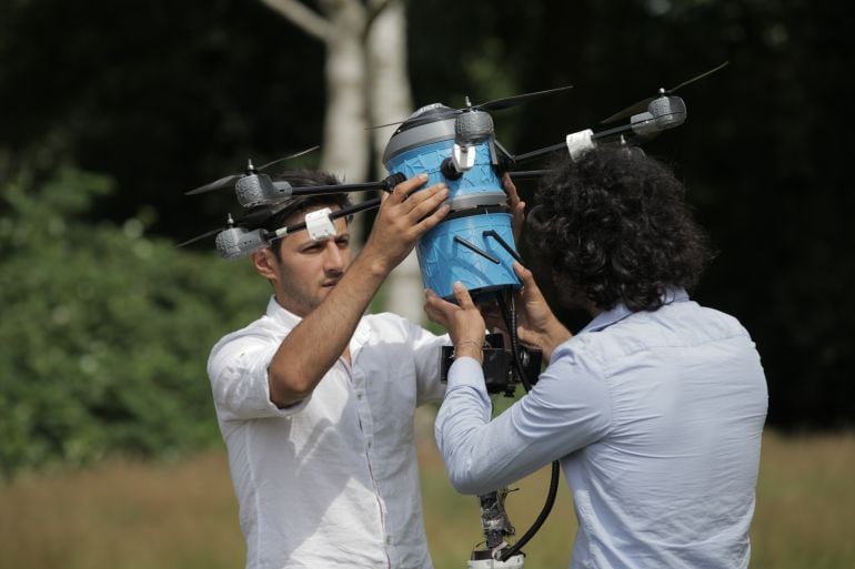 Mahmud y Massoud probando el dron antiminas