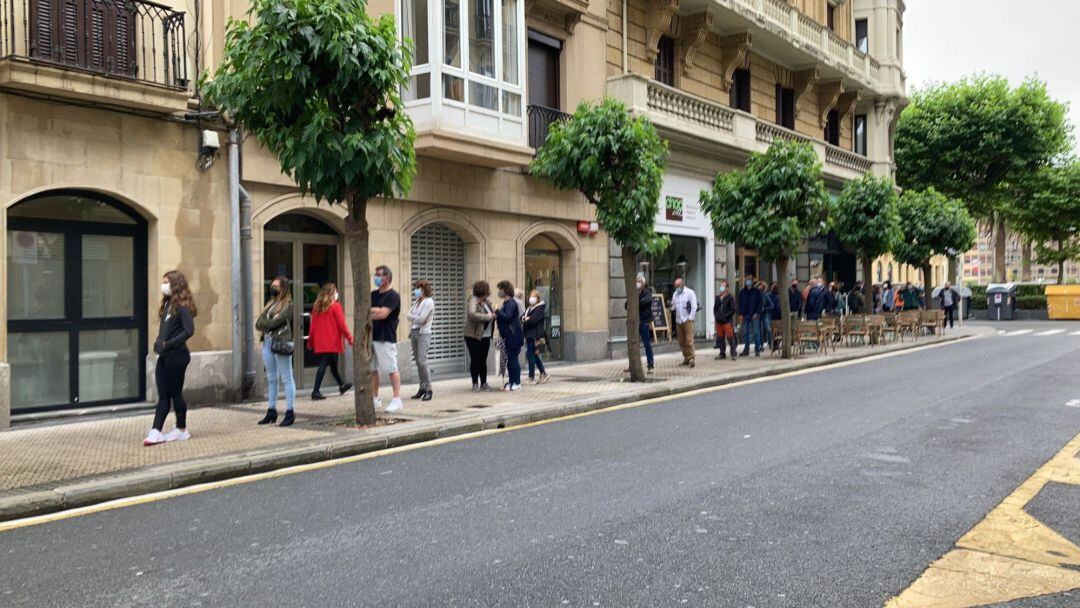 Personas esperan para hacerse pruebas PCR en San Sebastián por su posible brote