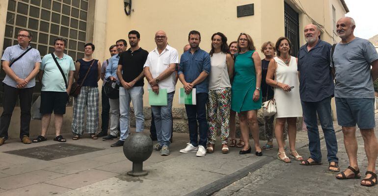 Varios concejales del PSOE y de JeC junto a un grupo de ciudadanos, en la plaza Cruz Rueda.