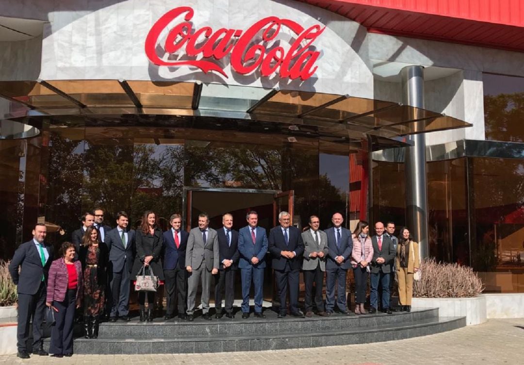 Las autoridades invitadas, a su llegada al acto celebrado este lunes en la planta de Coca-Cola en Sevilla