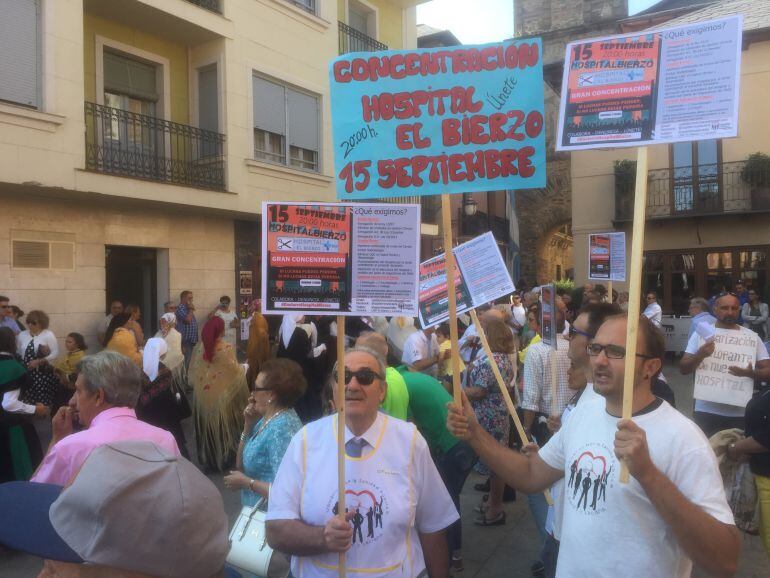 Los componentes de la asamblea protestaron el Día del Bierzo en 2017