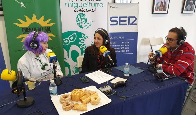 Laura Arriaga, alcaldesa de Miguelturra, con nuestra compañera Gema Molina y nuestro colaborador y experto gastronómico Fernando Buitrón