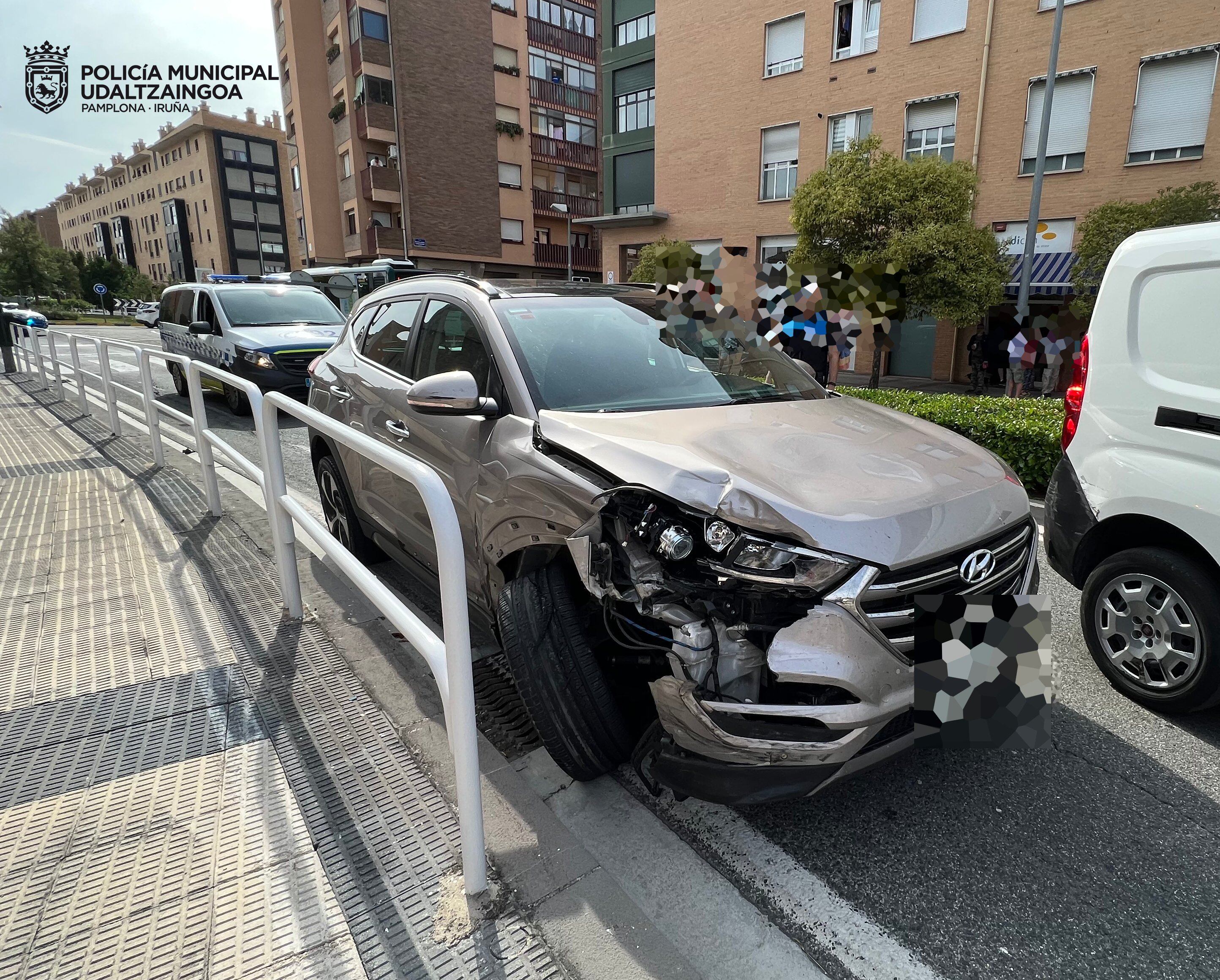 Un conductor ebrio de 65 años a punto de atropellar en Pamplona a varios peatones en su huida tras colisionar con varios vehículos