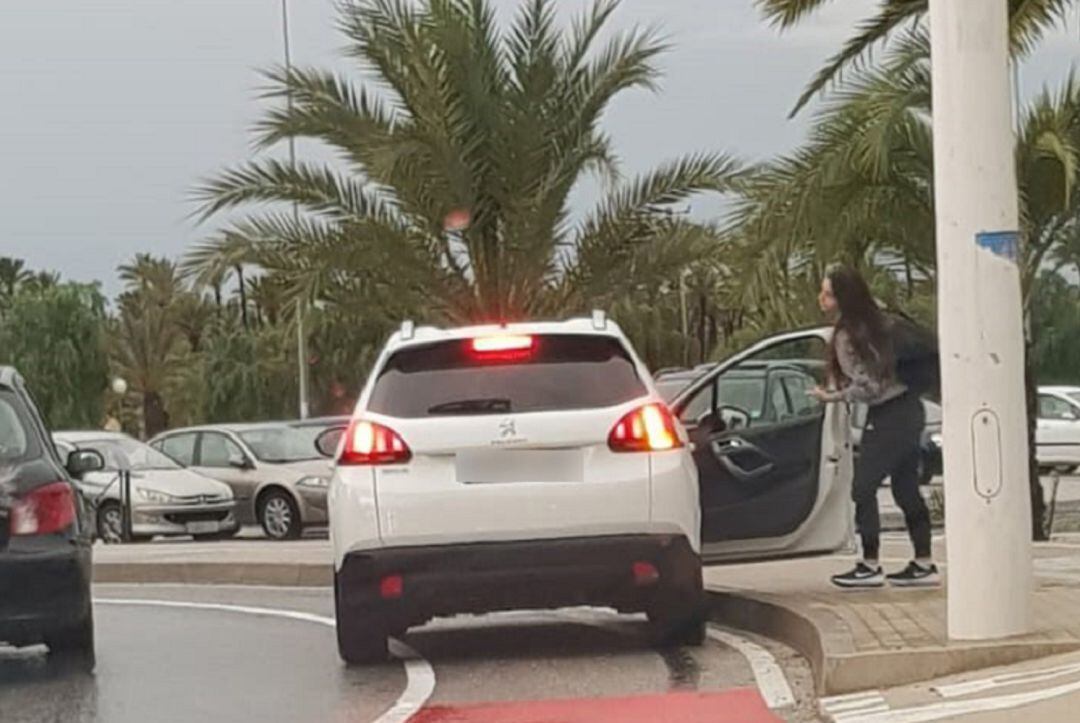 Vehículo mal estacionado en la Avenida de la Libertad