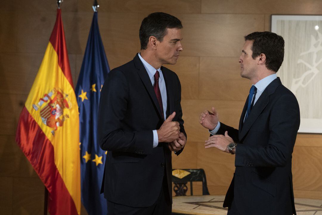 Pedro Sánchez y Pablo Casado, en la reunión de este martes en el Congreso.