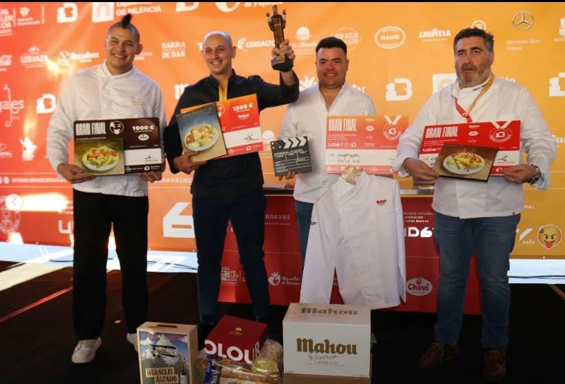 Javier Alfaro, de negro, celebrando su victoria.