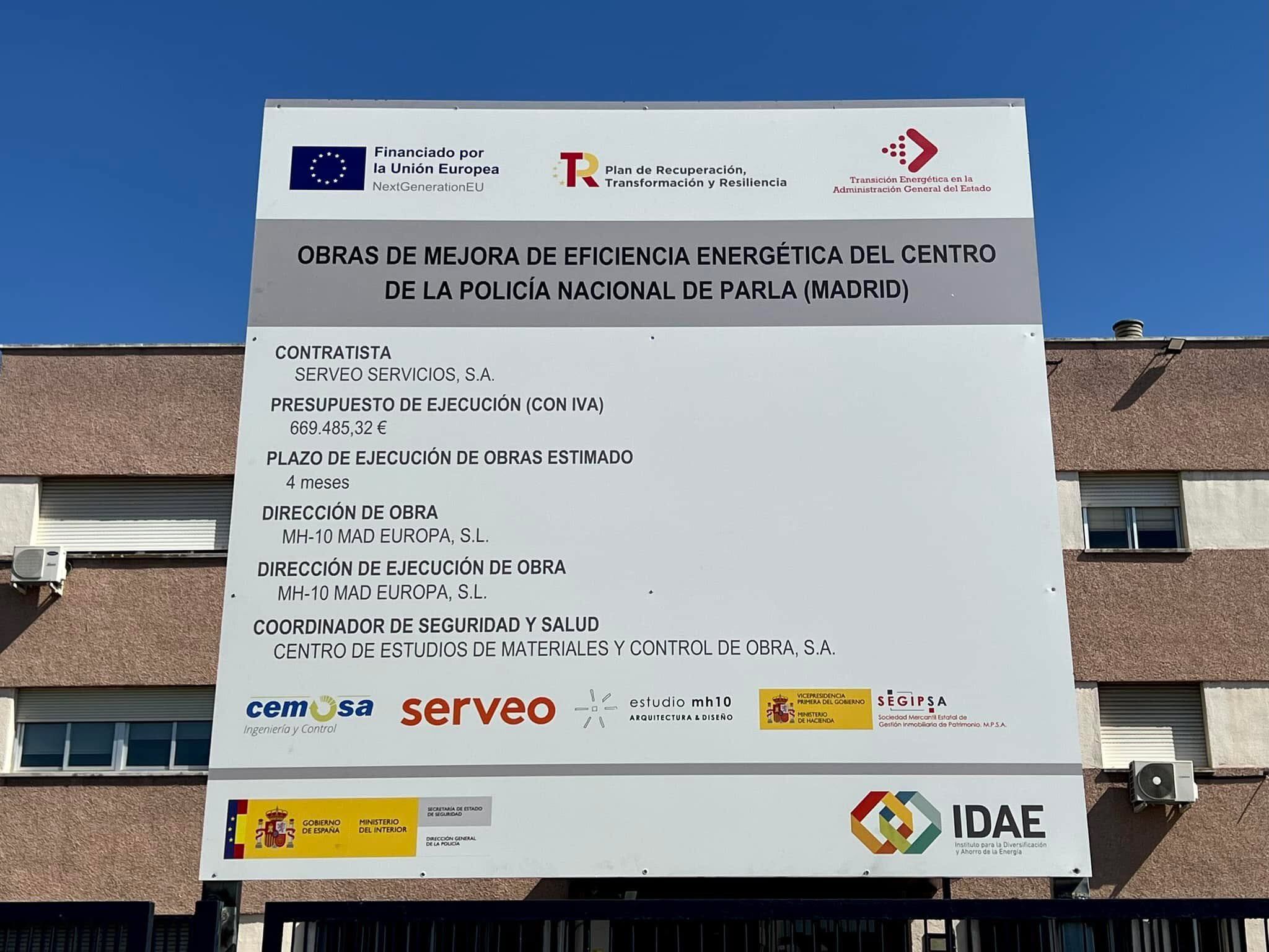 Cartel informativo sobre las obras en la comisaría de Parla